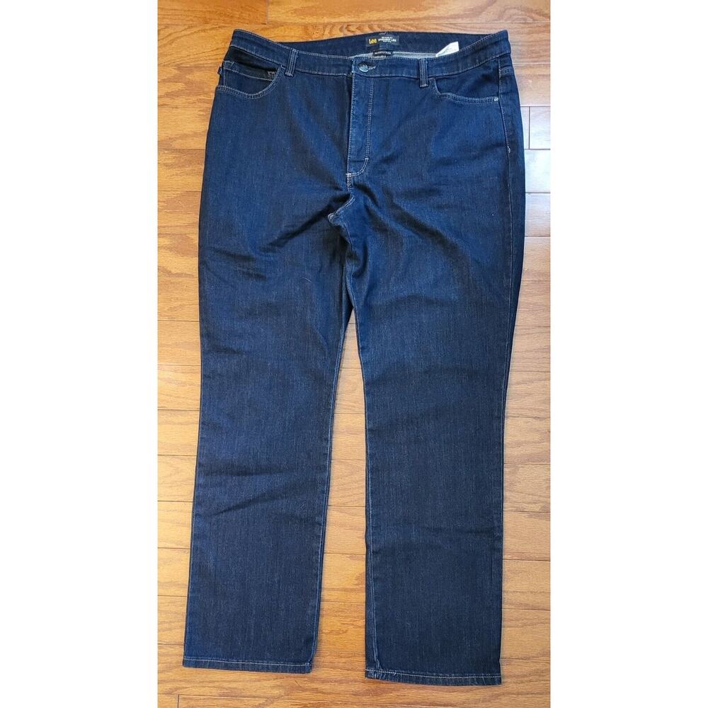 Lee Jeans Women’s Size 18M High Rise Relaxed Fit Straight Leg Instantly Slims